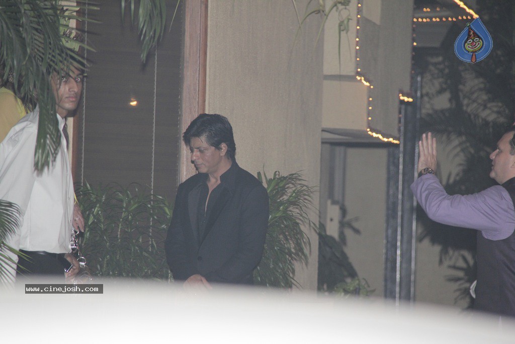 Bolly Celebs at Big B Diwali Party - 21 / 133 photos