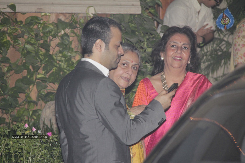 Bolly Celebs at Big B Diwali Party - 22 / 133 photos