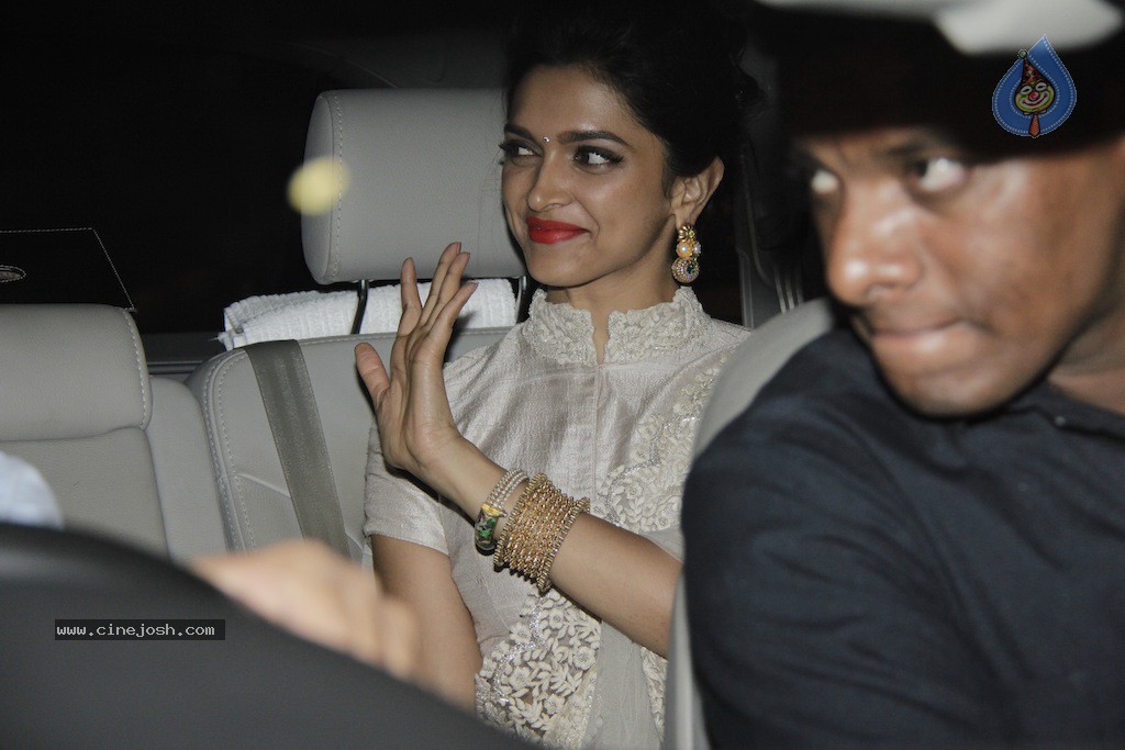 Bolly Celebs at Big B Diwali Party - 25 / 133 photos