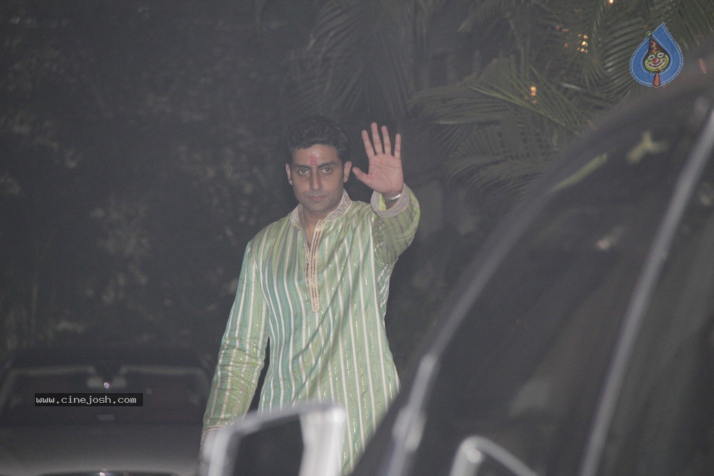 Bolly Celebs at Big B Diwali Party - 26 / 133 photos