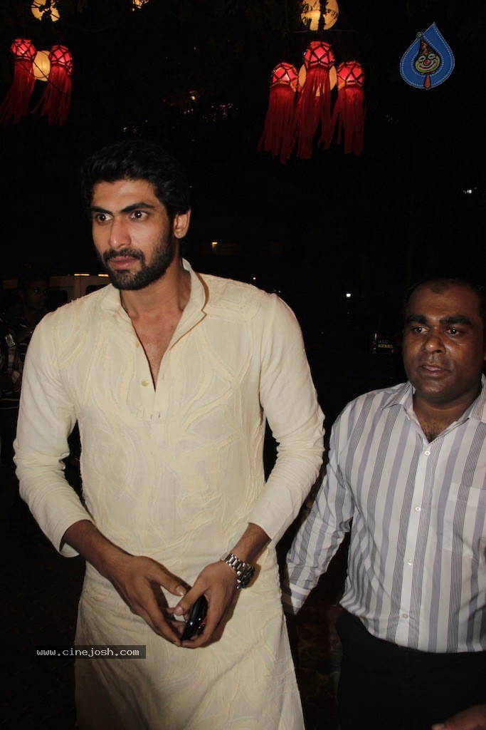 Bolly Celebs at Big B Diwali Party - 37 / 133 photos