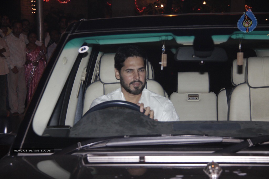 Bolly Celebs at Big B Diwali Party - 39 / 133 photos