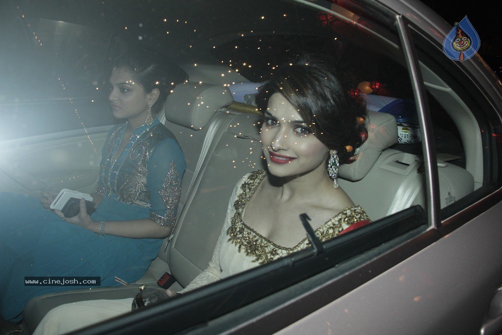 Bolly Celebs at Big B Diwali Party - 40 / 133 photos