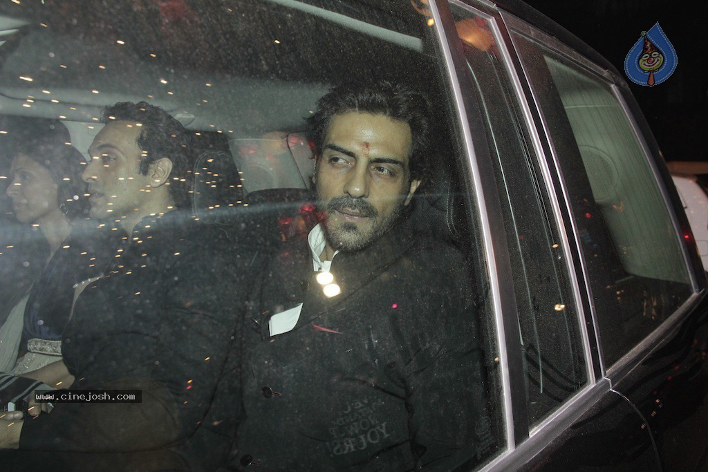 Bolly Celebs at Big B Diwali Party - 41 / 133 photos