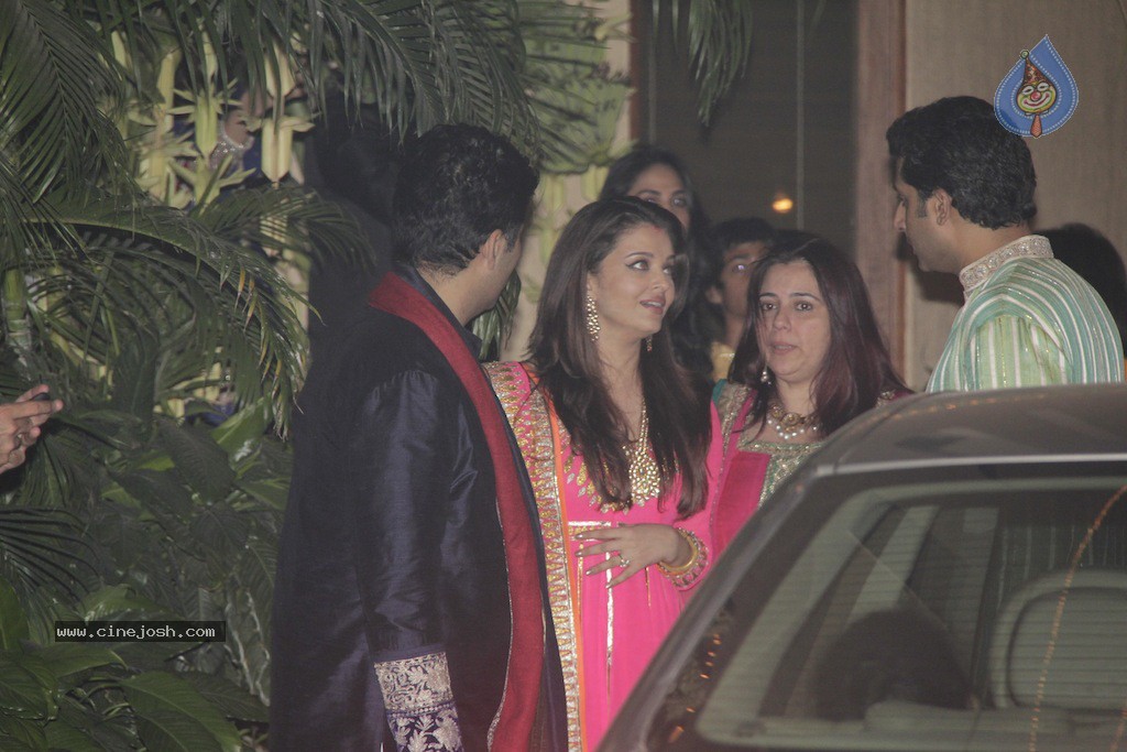 Bolly Celebs at Big B Diwali Party - 42 / 133 photos