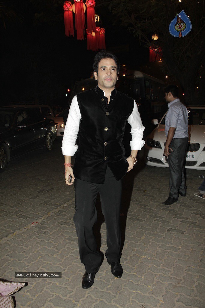 Bolly Celebs at Big B Diwali Party - 43 / 133 photos