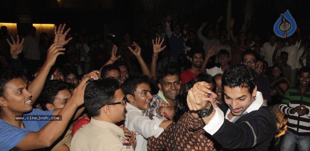 Bolly Celebs at Big B Diwali Party - 44 / 133 photos