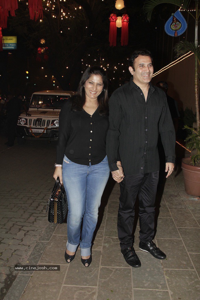 Bolly Celebs at Big B Diwali Party - 45 / 133 photos