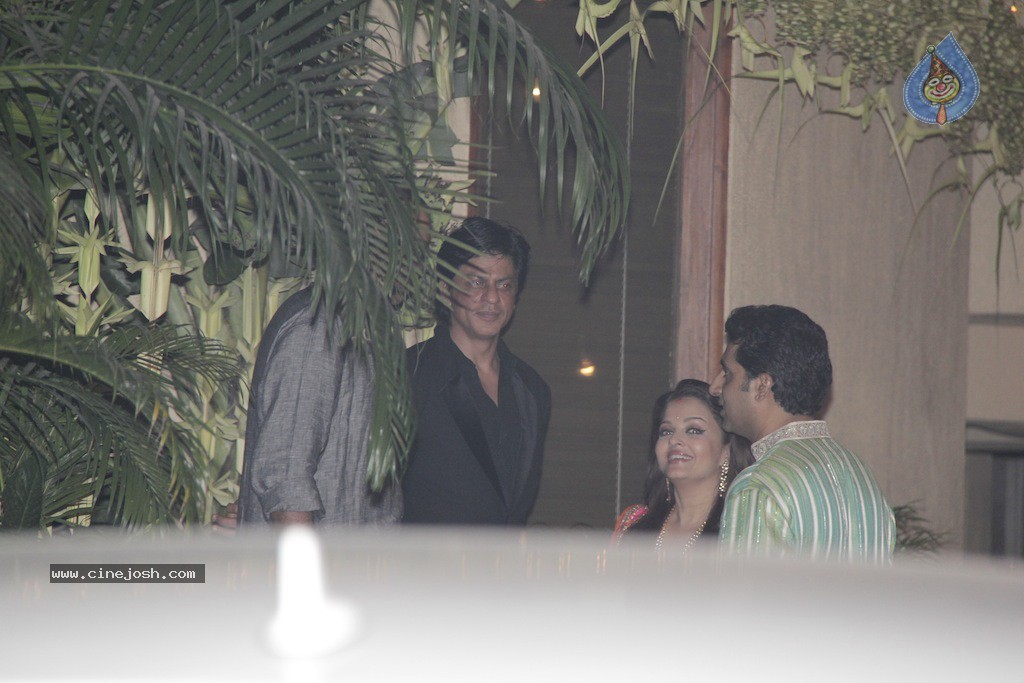 Bolly Celebs at Big B Diwali Party - 52 / 133 photos