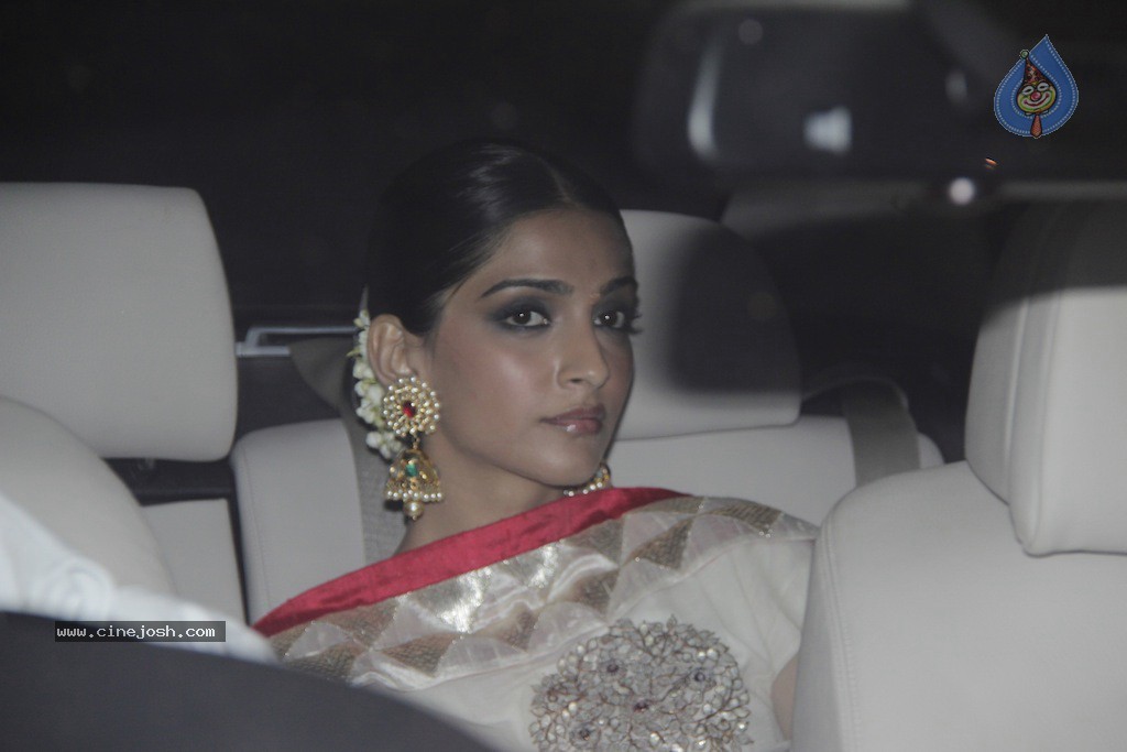 Bolly Celebs at Big B Diwali Party - 53 / 133 photos