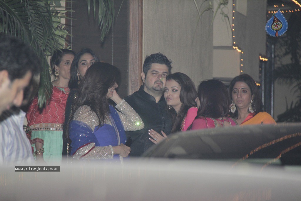 Bolly Celebs at Big B Diwali Party - 55 / 133 photos