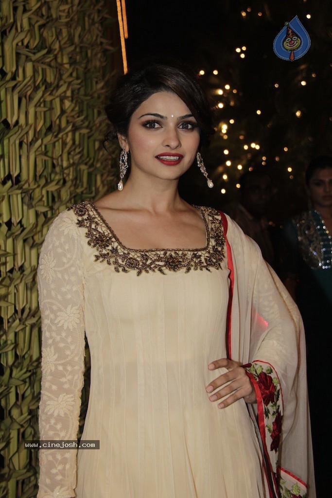 Bolly Celebs at Big B Diwali Party - 56 / 133 photos