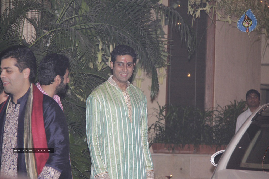 Bolly Celebs at Big B Diwali Party - 59 / 133 photos