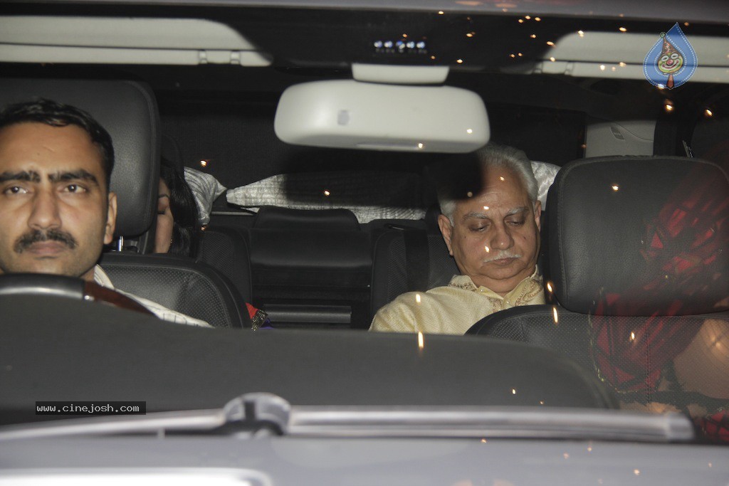 Bolly Celebs at Big B Diwali Party - 60 / 133 photos