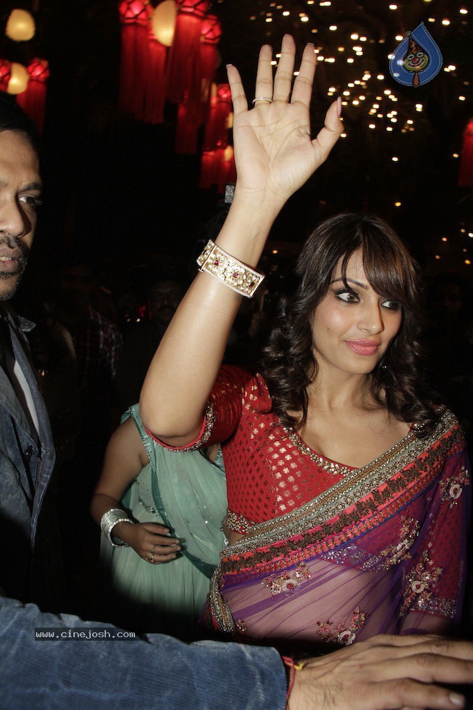 Bolly Celebs at Big B Diwali Party - 64 / 133 photos