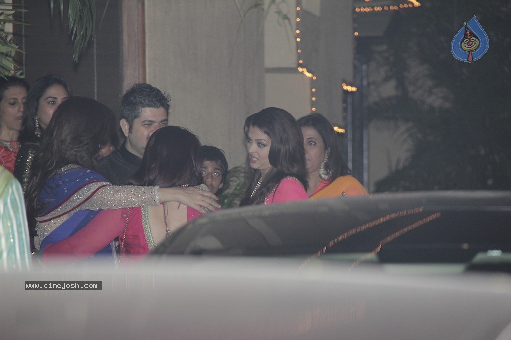 Bolly Celebs at Big B Diwali Party - 66 / 133 photos