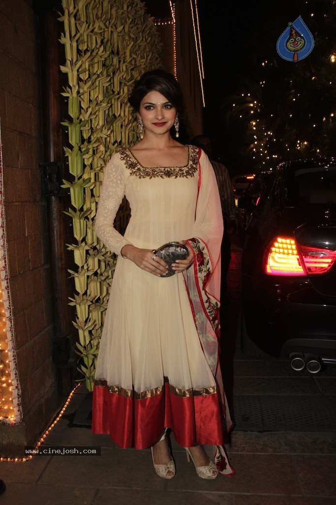 Bolly Celebs at Big B Diwali Party - 69 / 133 photos