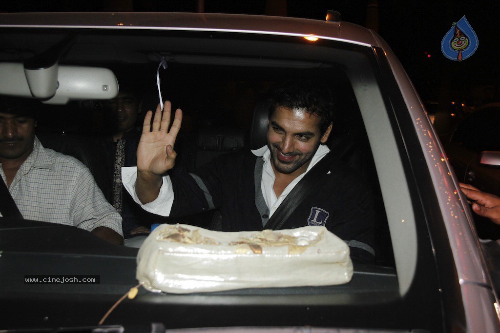 Bolly Celebs at Big B Diwali Party - 71 / 133 photos