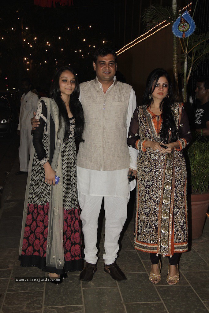 Bolly Celebs at Big B Diwali Party - 72 / 133 photos