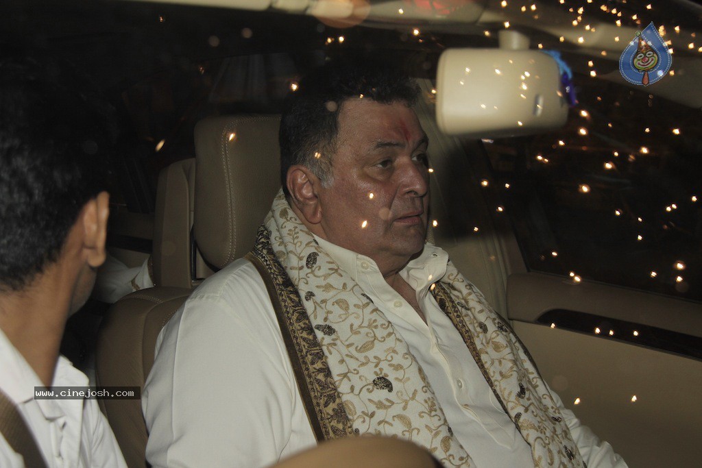 Bolly Celebs at Big B Diwali Party - 73 / 133 photos