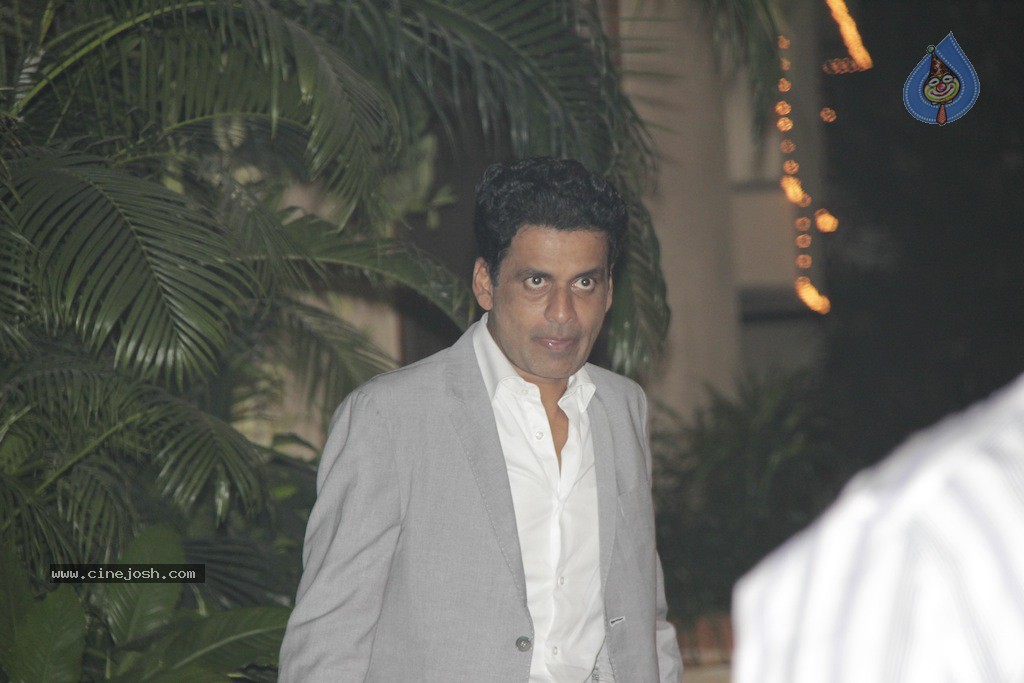 Bolly Celebs at Big B Diwali Party - 81 / 133 photos