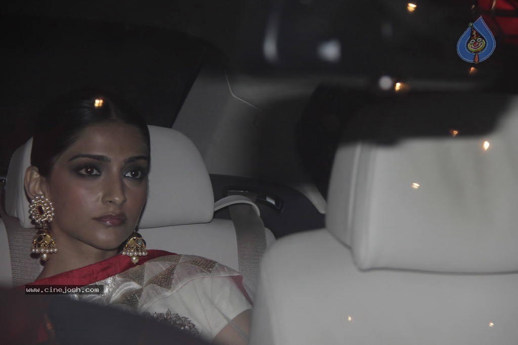 Bolly Celebs at Big B Diwali Party - 83 / 133 photos