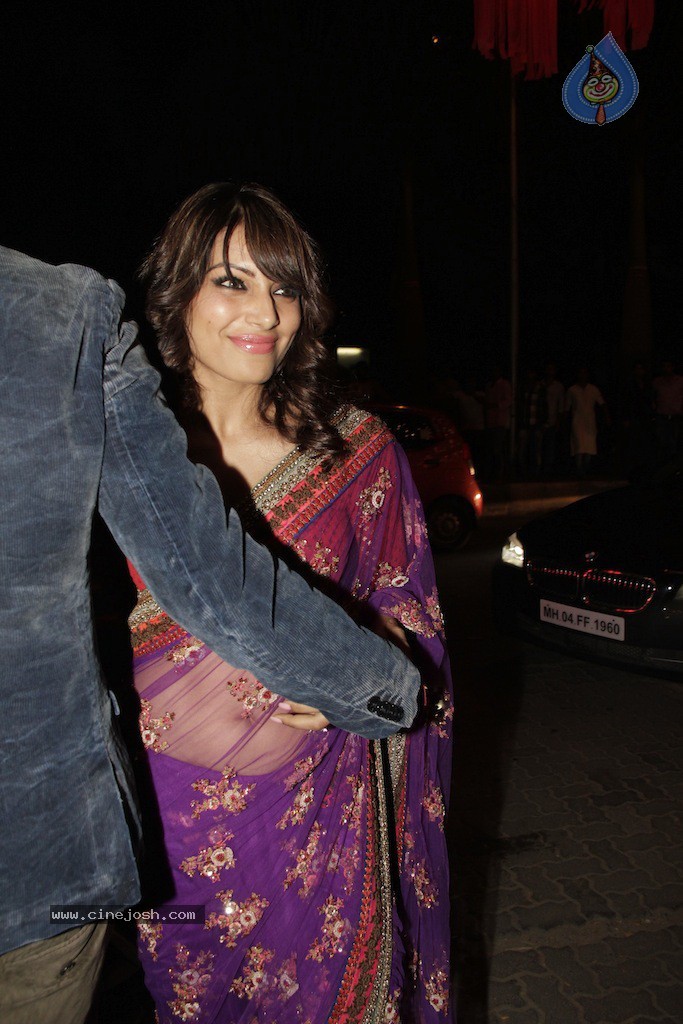 Bolly Celebs at Big B Diwali Party - 85 / 133 photos
