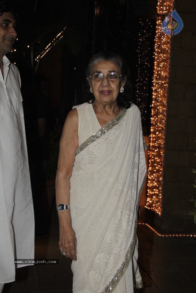 Bolly Celebs at Big B Diwali Party - 87 / 133 photos