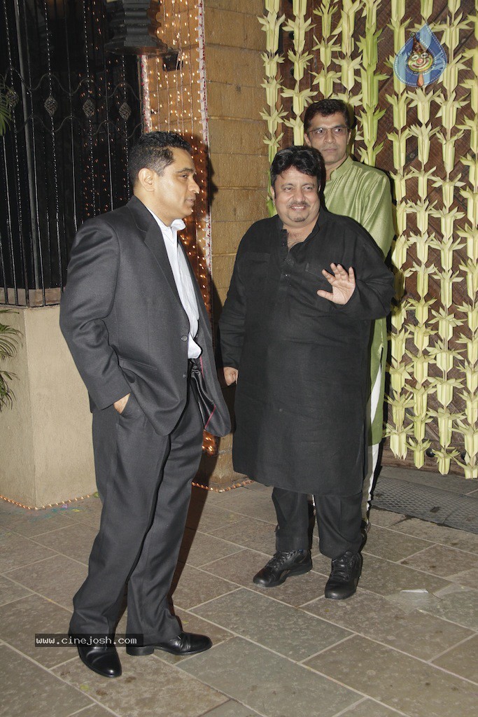 Bolly Celebs at Big B Diwali Party - 89 / 133 photos