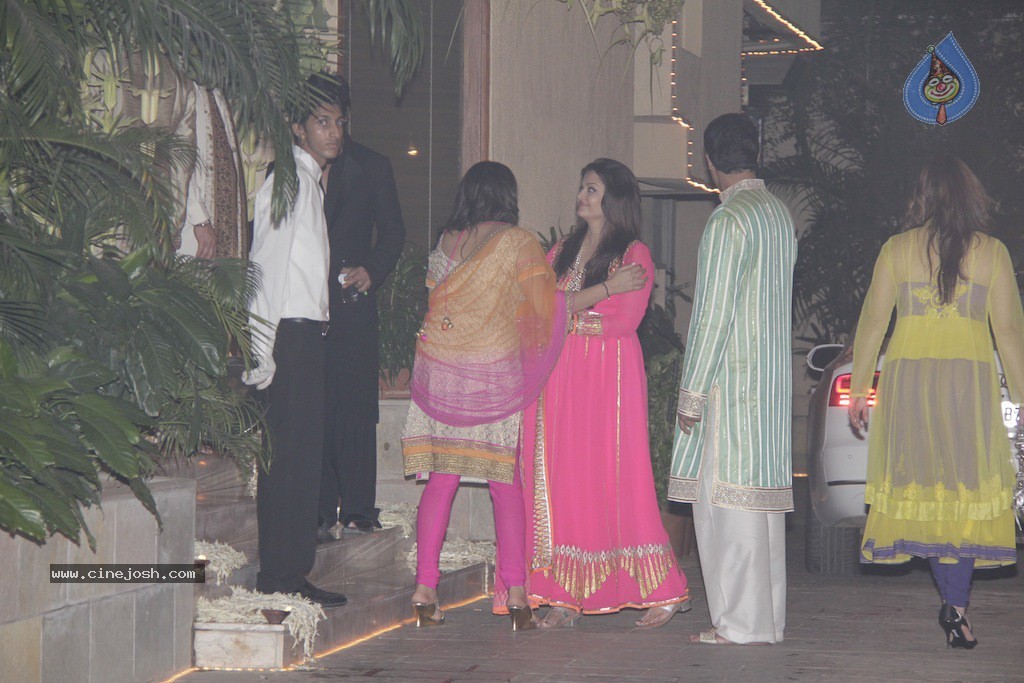 Bolly Celebs at Big B Diwali Party - 90 / 133 photos