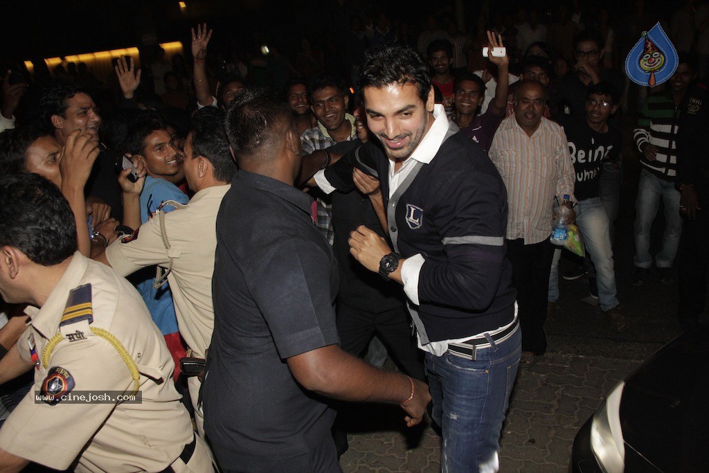 Bolly Celebs at Big B Diwali Party - 95 / 133 photos