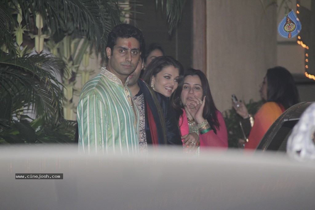 Bolly Celebs at Big B Diwali Party - 97 / 133 photos