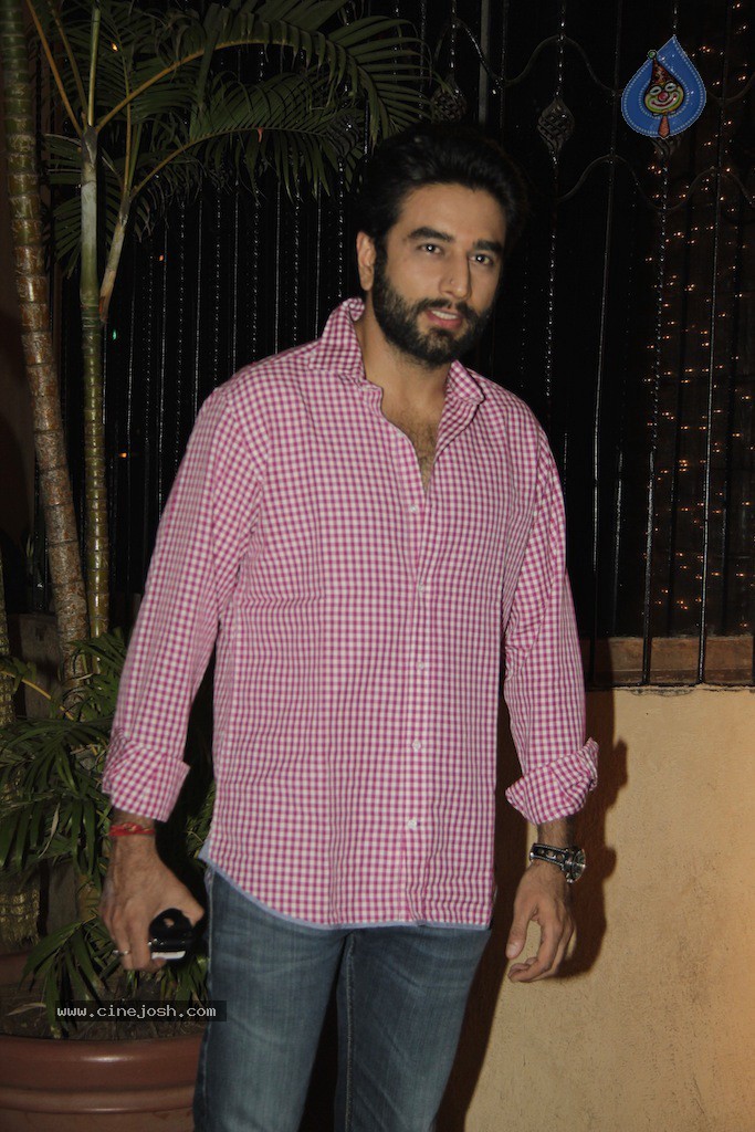 Bolly Celebs at Big B Diwali Party - 99 / 133 photos