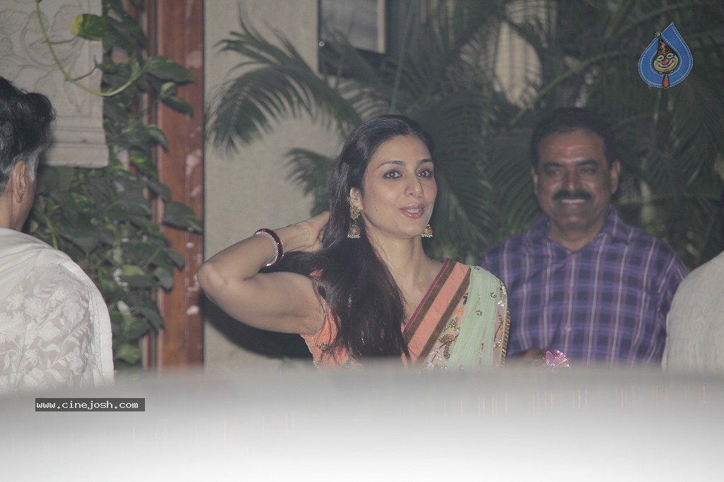 Bolly Celebs at Big B Diwali Party - 101 / 133 photos