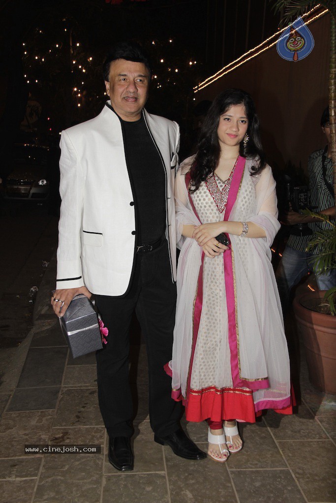 Bolly Celebs at Big B Diwali Party - 103 / 133 photos