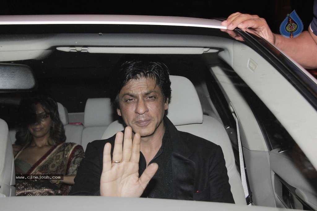 Bolly Celebs at Big B Diwali Party - 105 / 133 photos