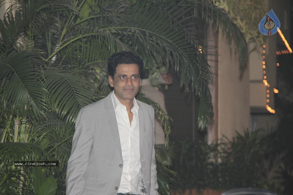 Bolly Celebs at Big B Diwali Party - 114 / 133 photos