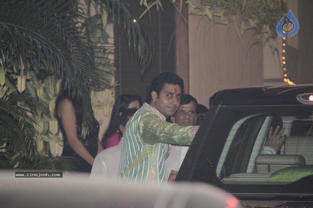 Bolly Celebs at Big B Diwali Party - 129 / 133 photos