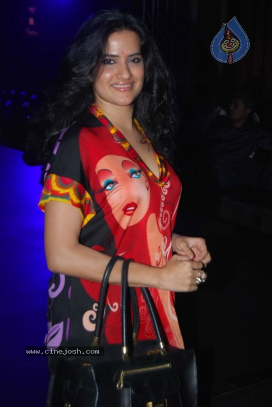 Bolly Celebs at Blenders Pride Fashion Show 2010 - 93 / 112 photos