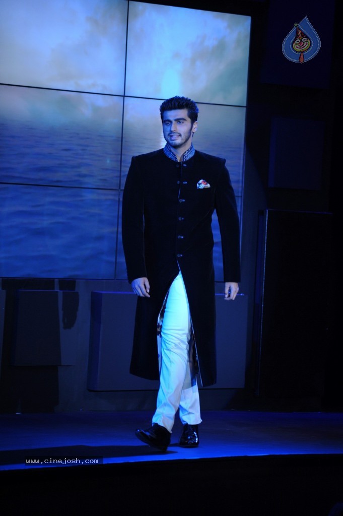 Bolly Celebs at Blenders Pride Fashion Tour 2013 - 13 / 107 photos