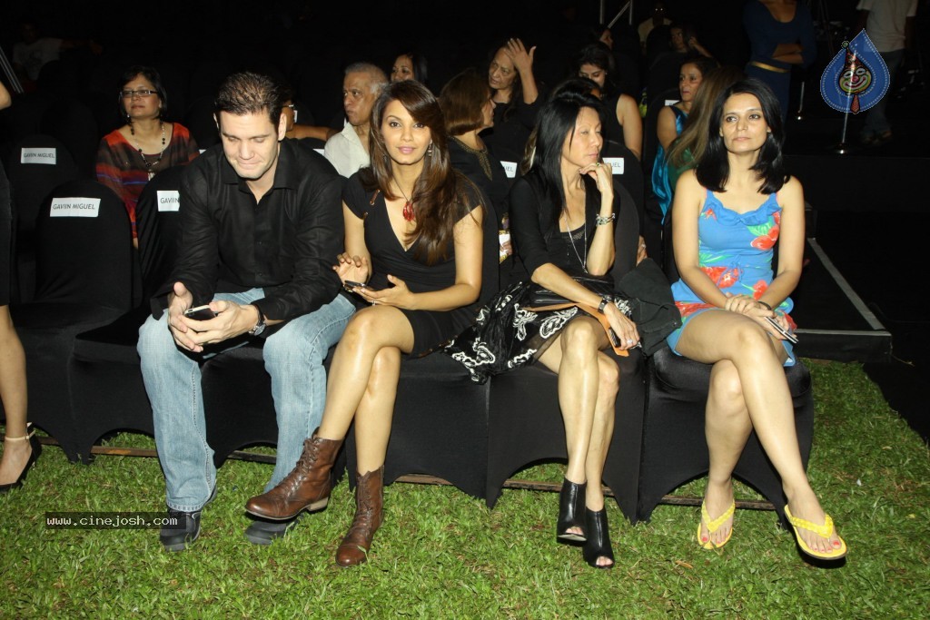 Bolly Celebs at Blenders Pride Fashion Tour 2013 - 25 / 107 photos
