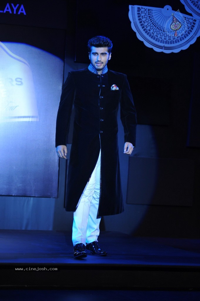 Bolly Celebs at Blenders Pride Fashion Tour 2013 - 30 / 107 photos