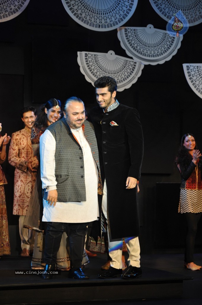 Bolly Celebs at Blenders Pride Fashion Tour 2013 - 42 / 107 photos