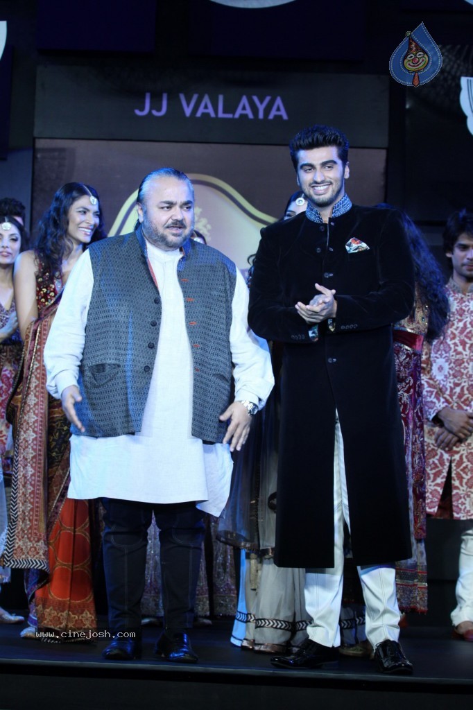 Bolly Celebs at Blenders Pride Fashion Tour 2013 - 57 / 107 photos