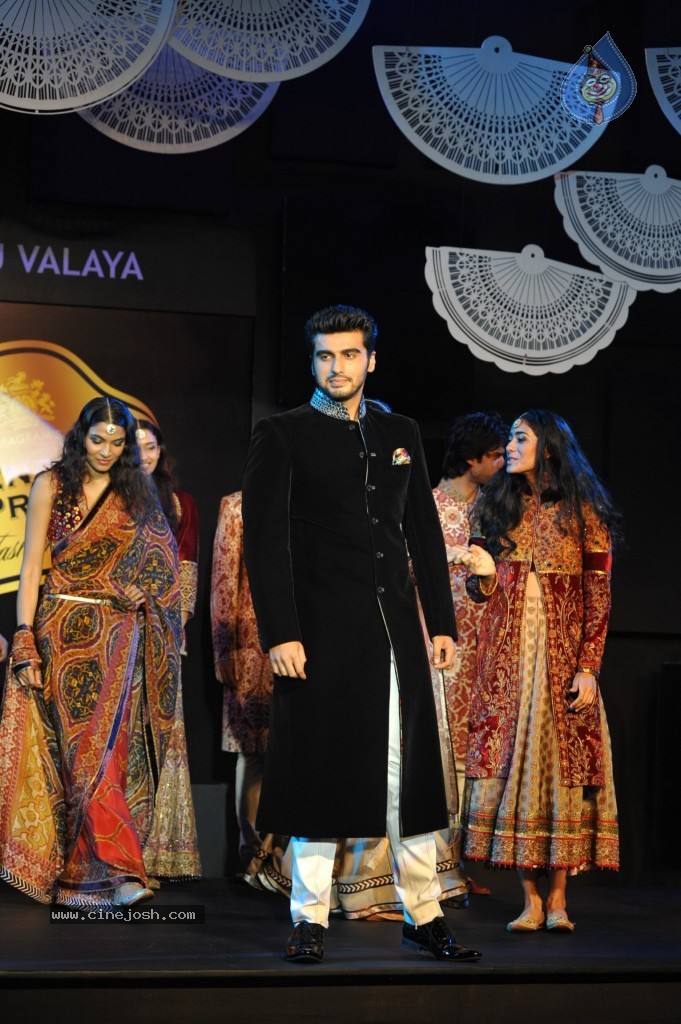 Bolly Celebs at Blenders Pride Fashion Tour 2013 - 78 / 107 photos
