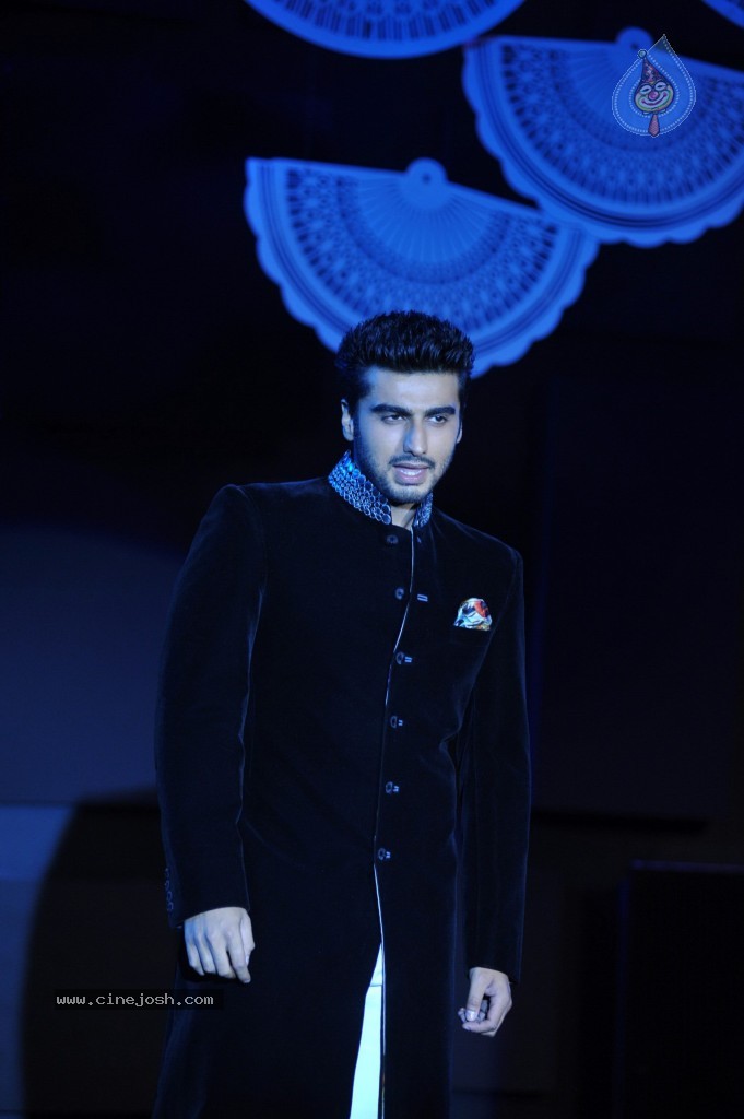 Bolly Celebs at Blenders Pride Fashion Tour 2013 - 93 / 107 photos