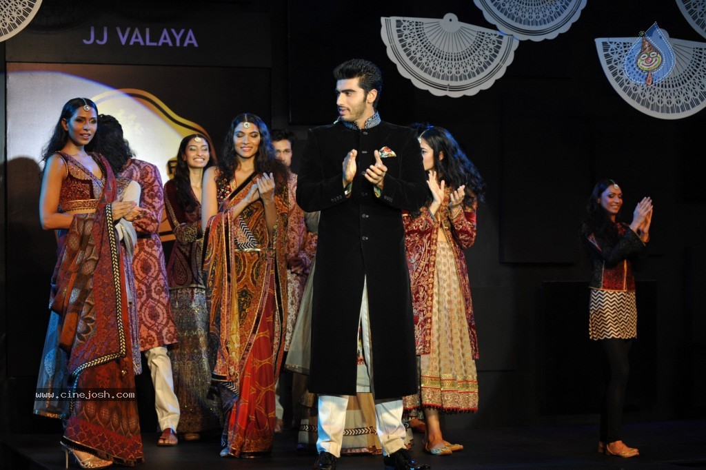 Bolly Celebs at Blenders Pride Fashion Tour 2013 - 95 / 107 photos