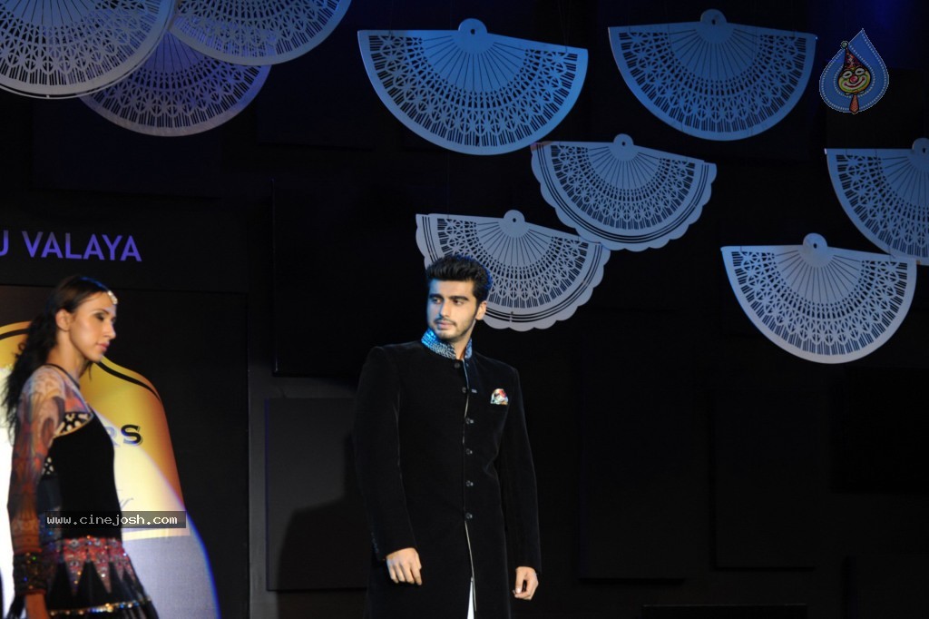 Bolly Celebs at Blenders Pride Fashion Tour 2013 - 97 / 107 photos