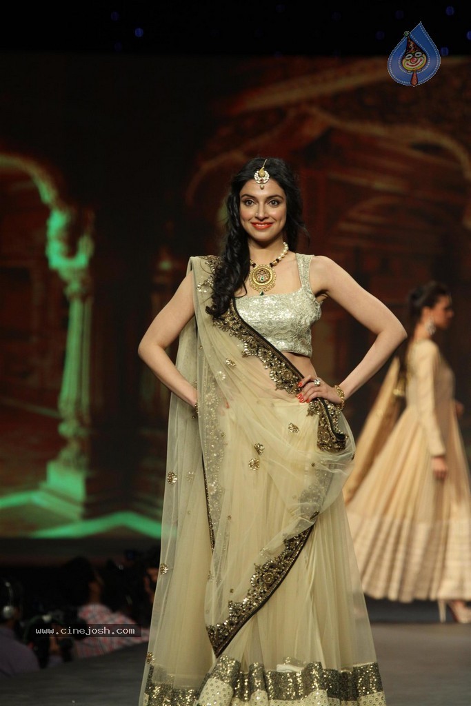 Bolly Celebs at Caring with Style Fashion Show - 17 / 136 photos