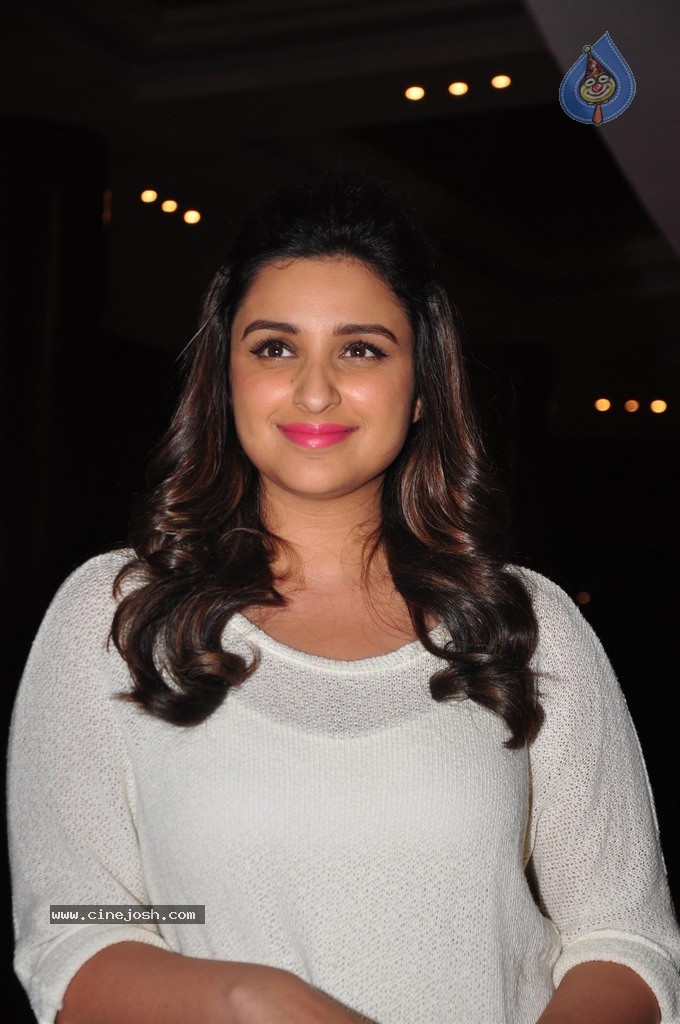 Bolly Celebs at Charity Art Auction Samvedna - 50 / 173 photos